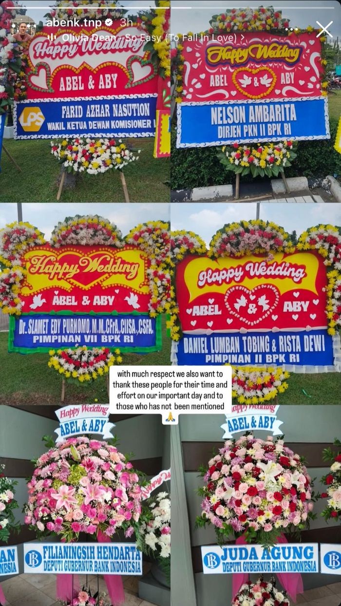 Deretan papan karangan bunga di resepsi pernikahan Abenk dan Lily Kenzie.