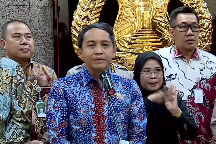 Menteri Kehutanan (Menhut) Raja Juli Antoni usai bertemu Kapolri Jenderal Listyo Sigit Prabowo di Mabes Polri, Jakarta, Jumat (24/10/2025). 