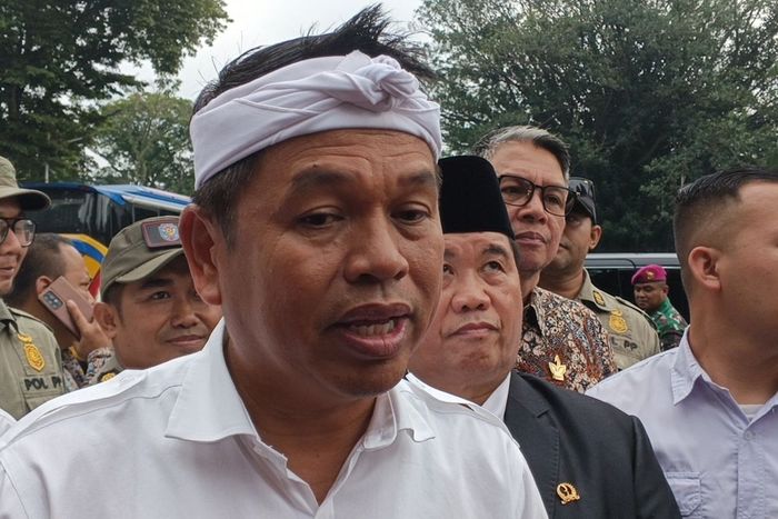 Dedi Mulyadi kirim bantuan ke rakyat Karawang yang kebanjiran usai pulang dari Sumatra, beri wanti-wanti ini ke para pejabat!