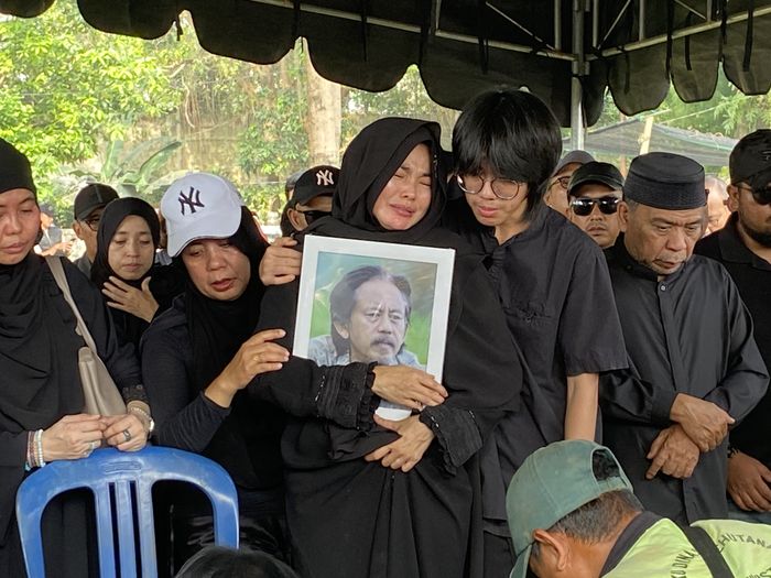 Suasana pemakaman aktor senior, Epy Kusnandar di TPU Jeruk Purut, Jakarta Selatan pada Kamis (4/12/2025) berlangsung penuh haru. 
