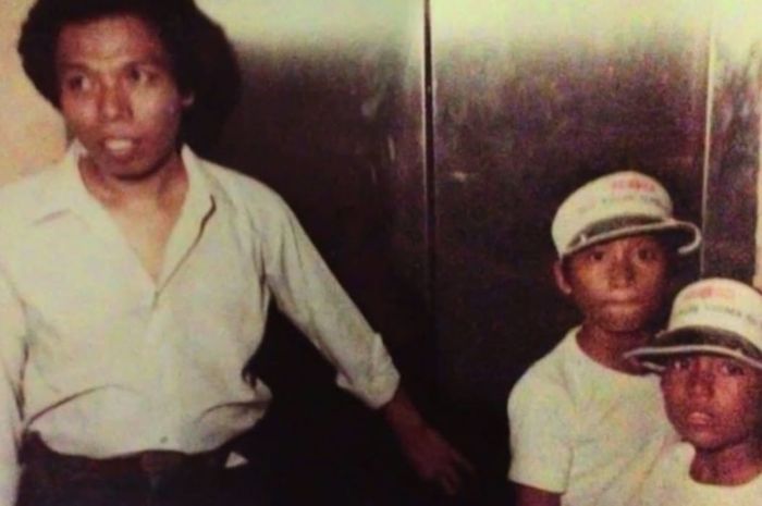 Desta Mahendra enggabungkan foto masa kecilnya bersama Dono Asli dengan versi terbaru dirinya yang memerankan Dono bersama anaknya.