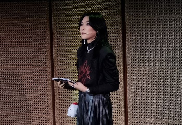 Isyana Sarasvati dalam acara ELEKTICON di Galeri Indonesia Kaya, Jakarta Pusat, Kamis (4/12/2025). 