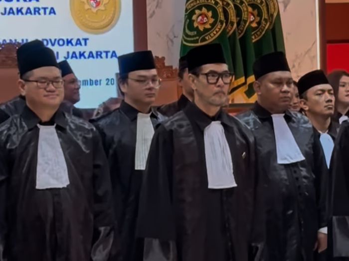 Ferry Salim melaksanakan sumpah advokat dan resmi menyandang profesi pengacara.