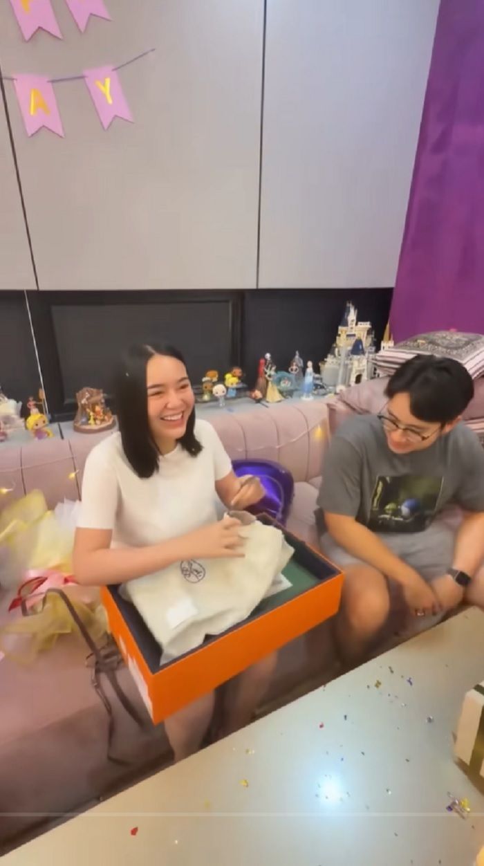 Amanda Manopo dapat hadiah tas mahal dari Kenny Austin di hari ulang tahunnya.