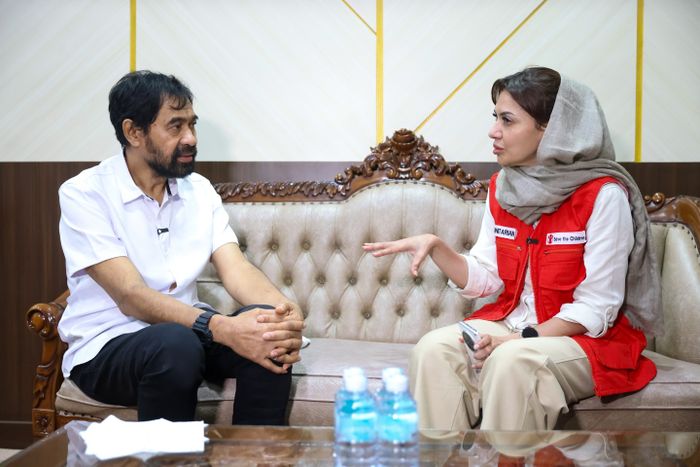 Gubernur Aceh ungkap kejanggalan banjir di Sumatra yang menurutnya berbeda dengan tsunami pada 2004 lalu. 