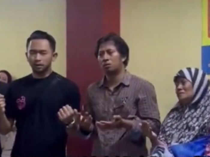 Suami dan kerabat korban kebakaran Terra Drone, N (25).