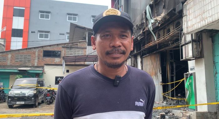 Satpam gedung Terra Drone, Riyan ketika ditemui di depan gedung Terra Drone, Jakarta Pusat, Rabu (10/12/2025).