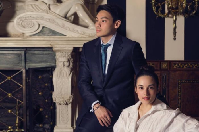 Chelsea Islan terlihat mengenakan pakaian putih anggun, sementara sang suami, Rob, tampak rapi dengan jas