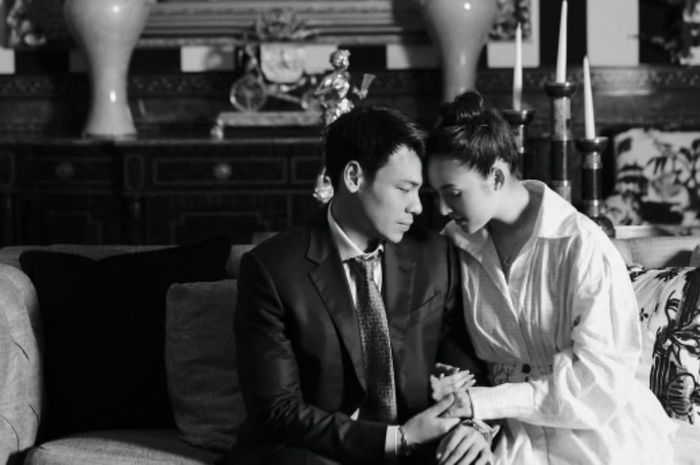 Chelsea Islan dan Rob tampak mesra saat berhadapan dan menyatukan dahi, memancarkan kehangatan dan cinta yang tulus