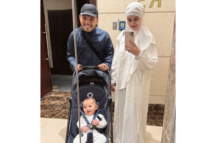 Momen Aaliyah dan Thariq bawa baby Arash umrah