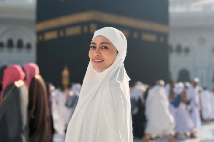 Rachel Vennya mengenakan busana putih saat menjalankan ibadah umrah