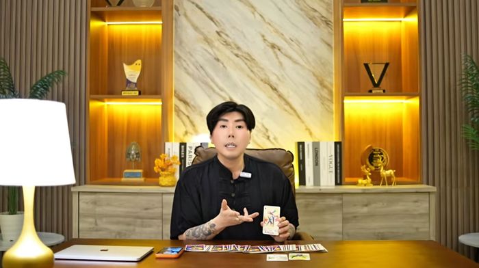 Paranormal Roy Kiyoshi mengungkap ramalan tahun 2026, sang paranormal memprediksi kondisi alam yang ekstrem hingga terjadinya banjir. 