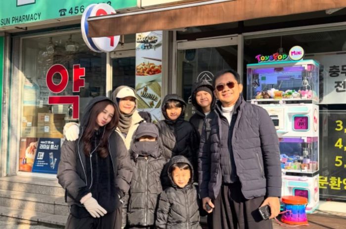 Zaskia Adya Mecca liburan ke luar negeri bersama keluarga.