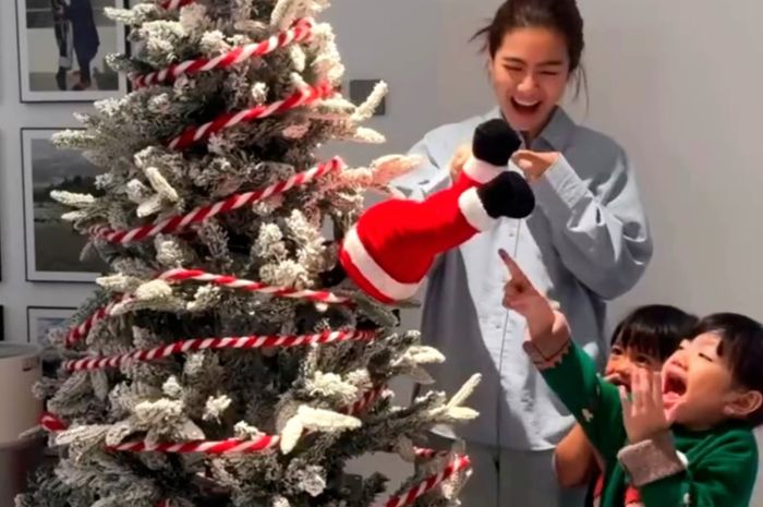 Felicya Angelista, istri dari Caesar Hito, membagikan keseruan memasang pohon Natal bersama kedua anaknya