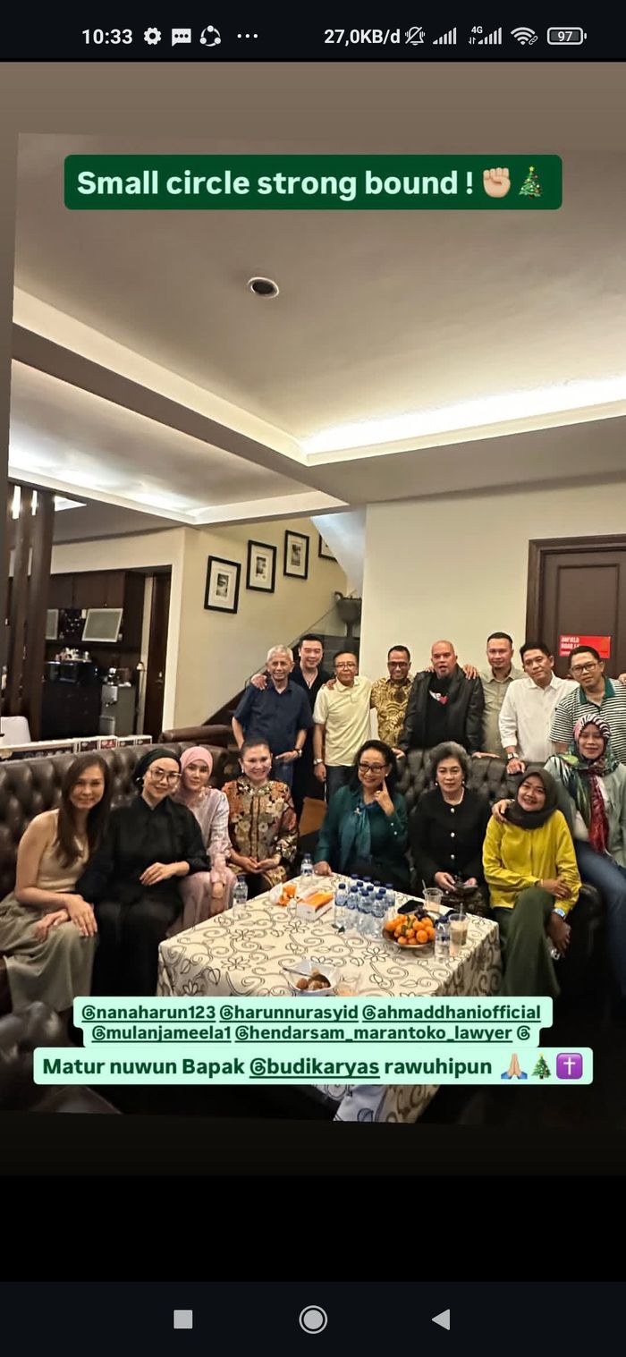 Tanpa Dearly Joshua, Ari Lasso merayakan Malam Natal bersama Mulan Jameela dan Ahmad Dhani.