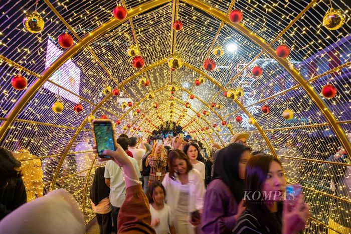 Kehadiran Jakarta Lights Festival yang digelar pada 23 hingga 27 Desember 2025 menjadi daya tarik utama masyarakat.  