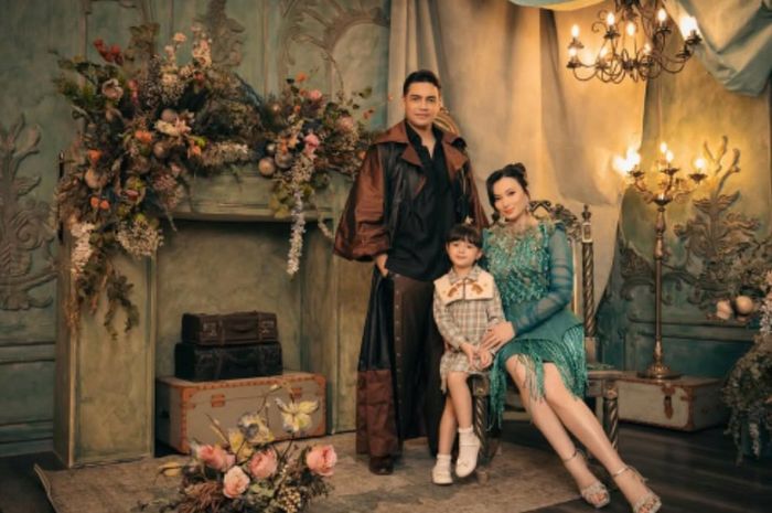 Photoshoot Natal Asmirandah bersama keluarga.