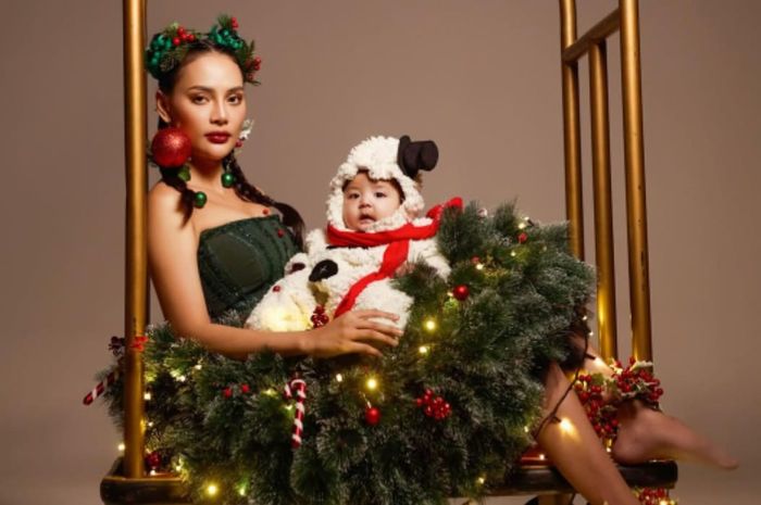 Photoshoot Natal Erika Carlina dan putranya, Andrew.