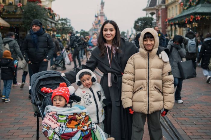 Keluarga Raffi Ahmad dan Nagita Slavina di Disneyland