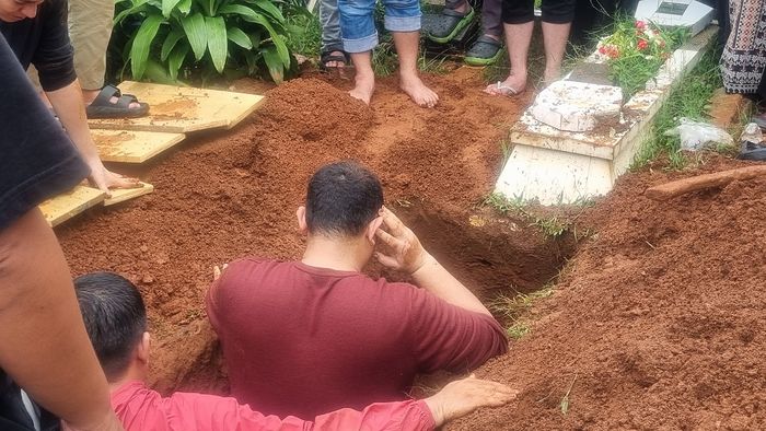 Gilang Dirga azani jenazah ayah saat pemakaman di Pondok Gede, Bekasi, Jawa Barat, Rabu (31/12/2025).
