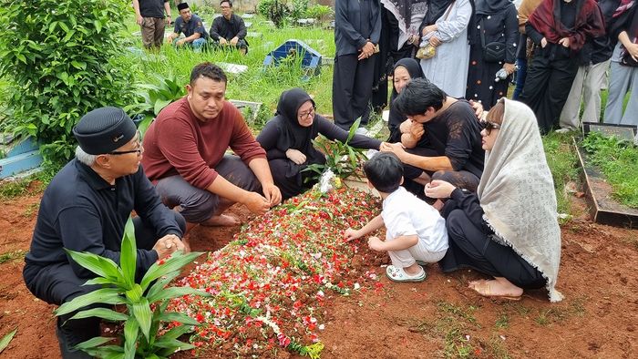 Keluarga Gilang Dirga di pemakaman di Pondok Gede, Bekasi, Jawa Barat, Rabu (31/12/2025).