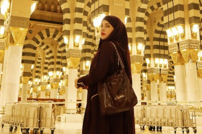 Tasya Farasya berpose dengan menggunakan abaya dan hijab berwarna coklat di dalam Masjid Nabawi