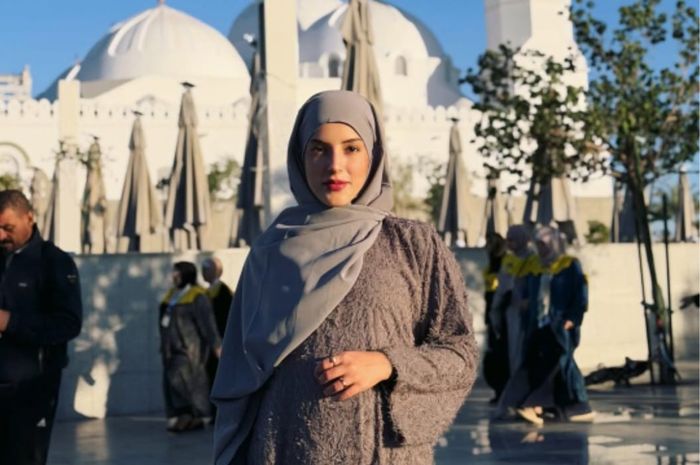 Tasya Farasya berfoto cantik dengan latar belakang Quba Mosque yang berada di Madinah. 