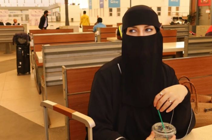 Tasya Farasya terlihat mengenakan busana serba hitam lengkap dengan cadar. 