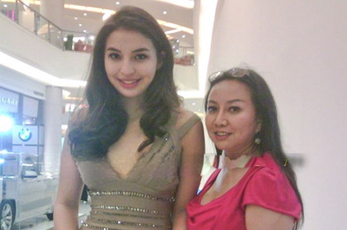 Manohara bersama ibunya, Daisy Fajarina.
