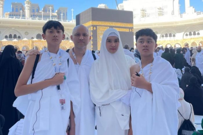 Marcella Zalianty merayakan pergantian tahun dengan melakukan ibadah umrah bersama suami dan kedua buah hatinya