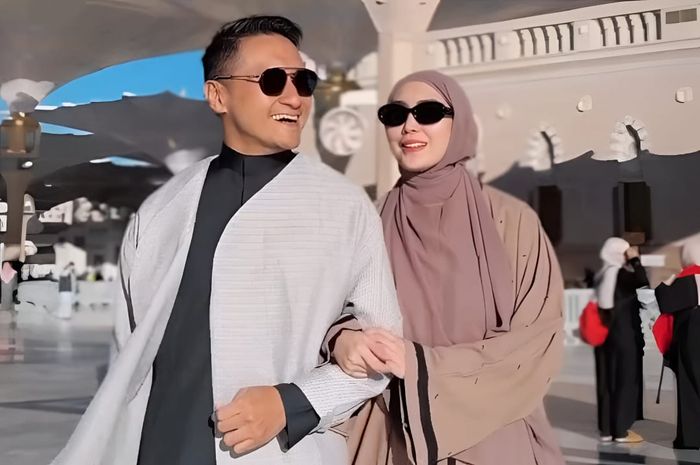 Fenita Arie menjalankan ibadah umrah bersama suaminya, Arie Untung, dari akhir tahun 2025 hingga awal 2026