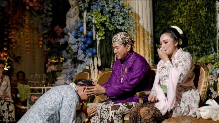 Momen sungkeman jelang pernikahan Darma Mangkuluhur.
