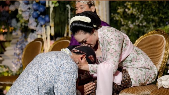 Darma Mangkuluhur gelar siraman jelang pernikahan dengan Patricia Schuldtz.