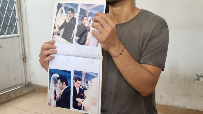 Roby Tremonti tunjukkan foto pernikahannya dengan Aurelie Moeremans pada 2011 silam.