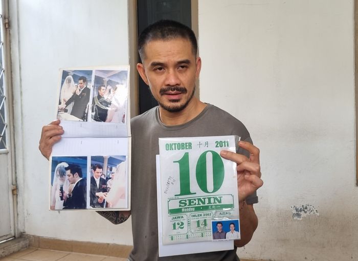 Roby Tremonti tunjukkan foto pernikahannya dengan Aurelie Moeremans 2011 silam.