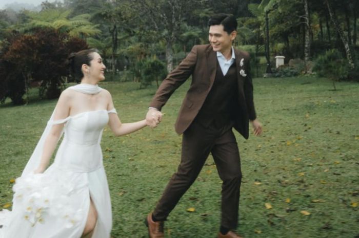 Ranty Maria dan Rayn Wijaya tampak berlari sambil berpegangan tangan dalam foto prewedding