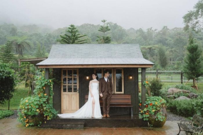 Ranty dan Rayn berdiri berdekatan di depan Sebuah rumah sederhana