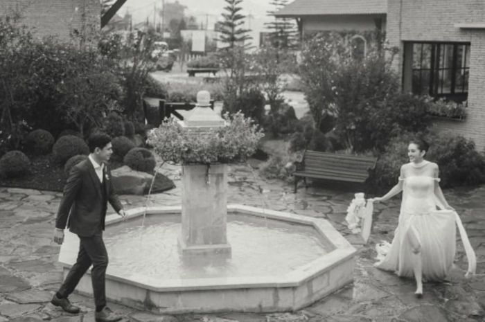 Ranty Maria dan Rayn Wijaya berada di air mancur di tengah taman