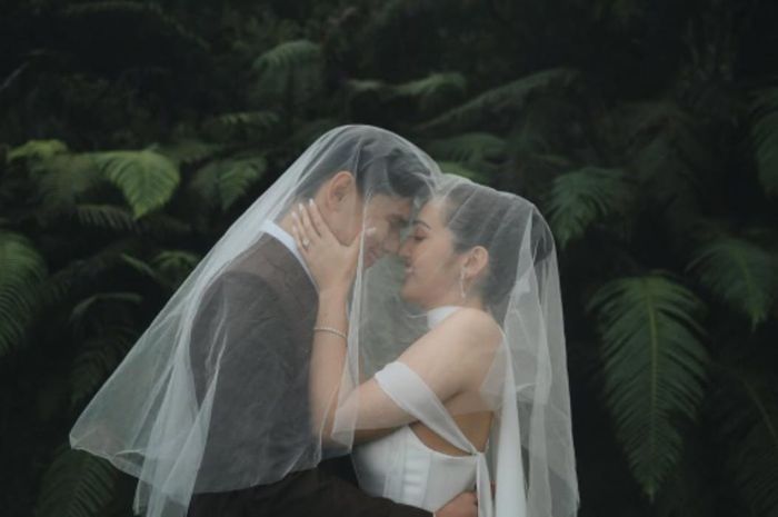 Ranty Maria dan Rayn Wijaya saling berhadapan dibawah wedding veil