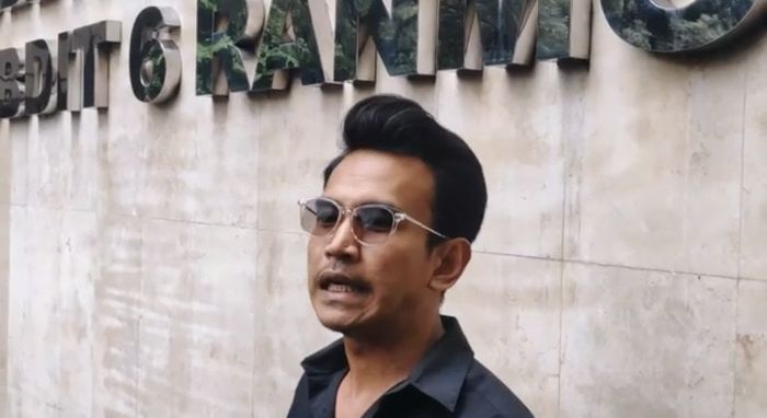  Deni mendampingi sejumlah korban dugaan penipuan academy kripto saat mendatangi Polda Metro Jaya, Selasa (13/1/2026)