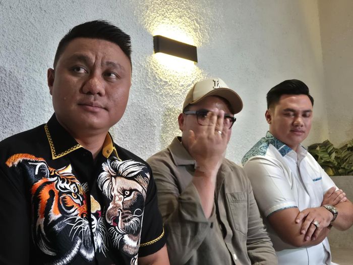 Rully Anggi Akbar saat konferensi pers yang digelar di kawasan Cempaka Putih, Jakarta Pusat, Rabu (14/1/2026).