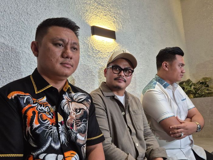 Rully Anggi Akbar konferensi pers yang digelar di kawasan Cempaka Putih, Jakarta Pusat, Rabu (14/1/2026).