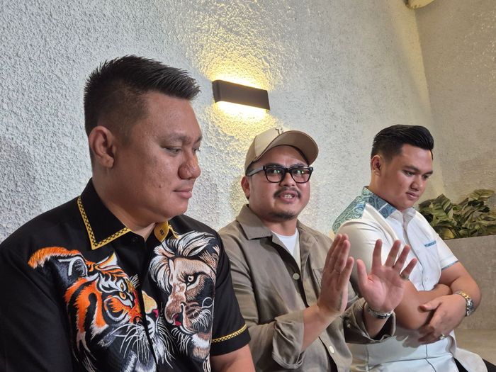 Rully Anggi Akbar saat konferensi pers yang digelar di kawasan Cempaka Putih, Jakarta Pusat, Rabu (14/1/2026).