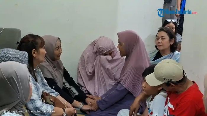 Istri korban pesawat jatuh. Vera, istri pegawai KKP Deden Maulana yang menjadi salah satu penumpang di Pesawat ATR 42-500, menangis kepastian kabar sang suami di kediamannya di Jalan Mesir II Pasar Minggu, Jakarta Selatan, Minggu (18/1/2026). 