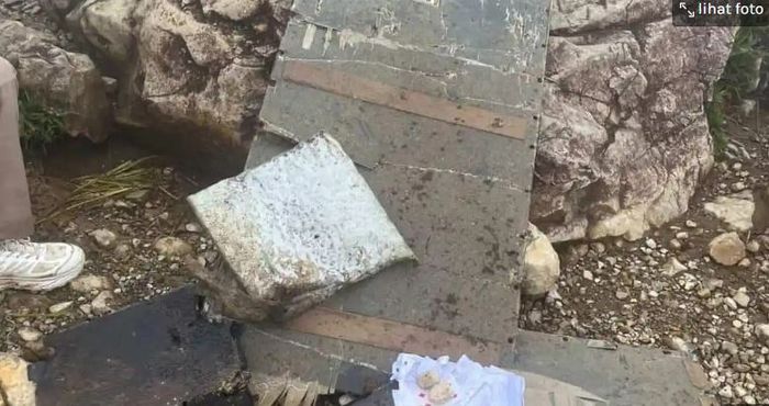 Potongan dinding Pesawat ATR 42-500 milik Indonesia Air Transport ditemukan pendaki di Gunung Bulusaraung Pangkep 