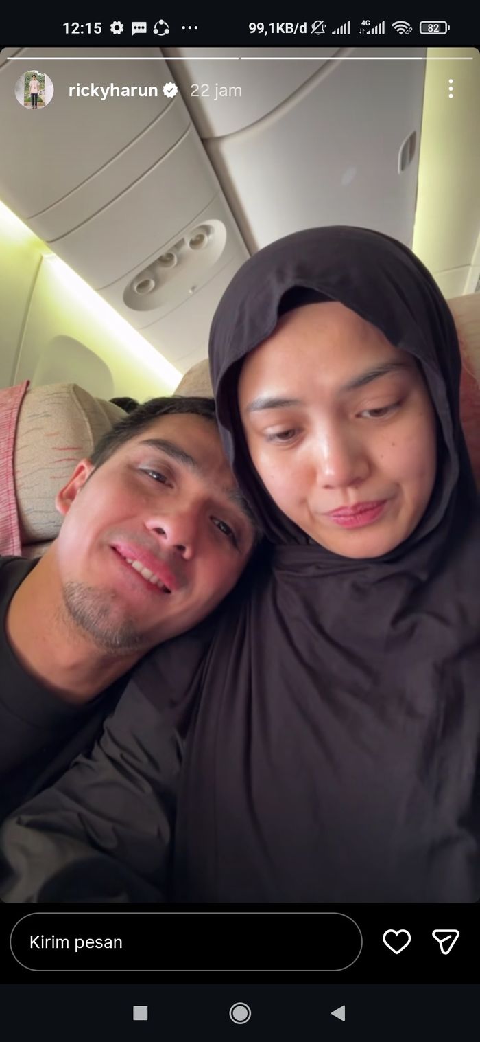 Ricky Harun membagikan momen bersama Herfiza Novianti di dalam pesawat penerbangan Korea menuju Jakarta