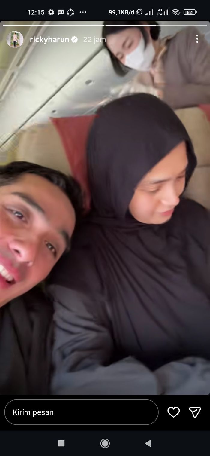 Ricky Harun membagikan momen bersama Herfiza Novianti di dalam pesawat penerbangan Korea menuju Jakarta