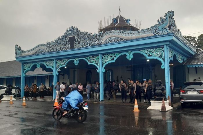 Kronologi 2 kubu Keraton Solo ribut di depan Fadli Zon, imbas sang Menbud serahkan SK ke KGPH Tedjowulan. 