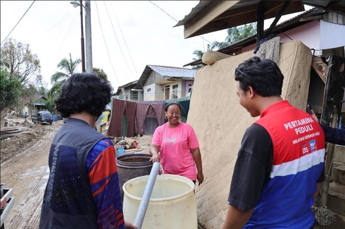 Pertamina melalui program Pertamina Peduli menyalurkan bantuan air bersih ke wilayah Kebun Tanah Kerban, Karang Baru, Aceh tamiang, Aceh, Kamis, (1/01/2026). 