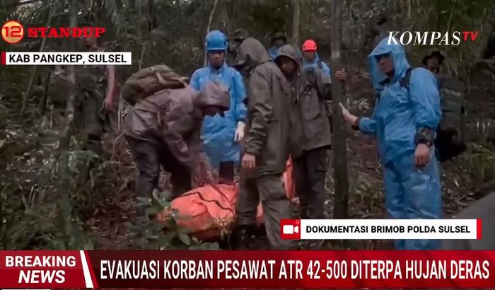 Proses evakuasi korban pesawat ATR 42-500 di lereng gunung Bulusaraung, Sulawesi Selatan, Selasa malam (20/1/2026).